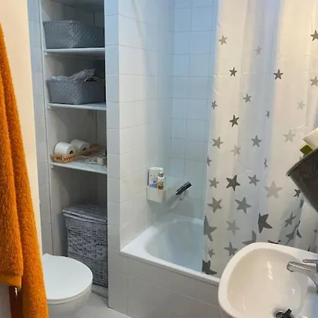 Amplio Con Terraza Y Piscina