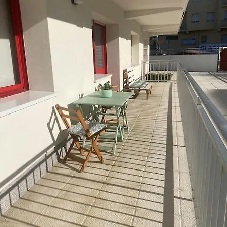 Amplio Con Terraza Y Piscina